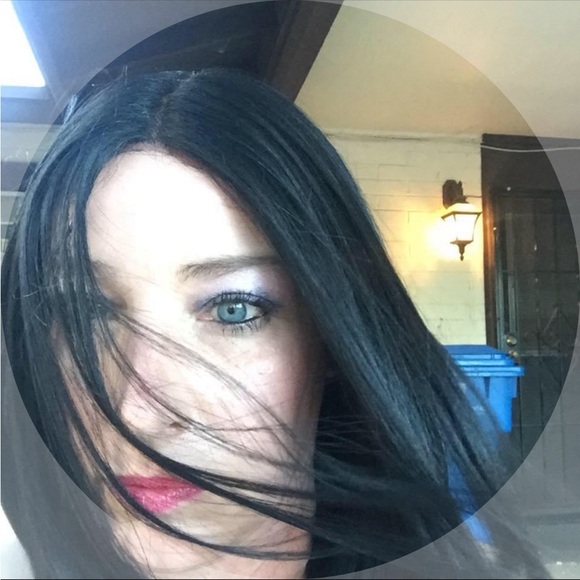 Meet your Posher, Lisa. I am a Beauty Consultant with a passion for fashion. - Picture 4 of 4